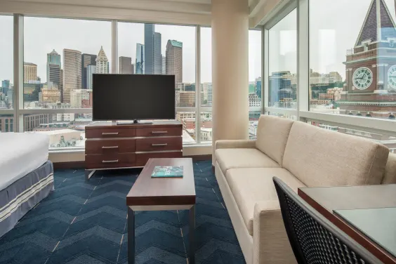 1 ROOM CORNER STUDIO - 1 KING BED - CITY VIEW